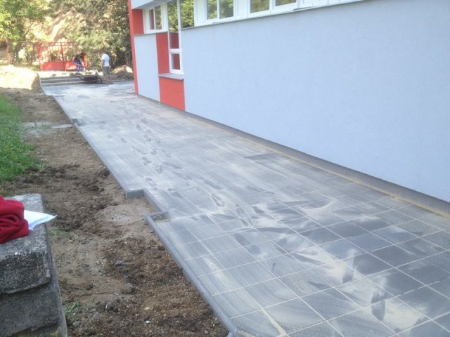 MŠ Kárníkova-zámková dlažba