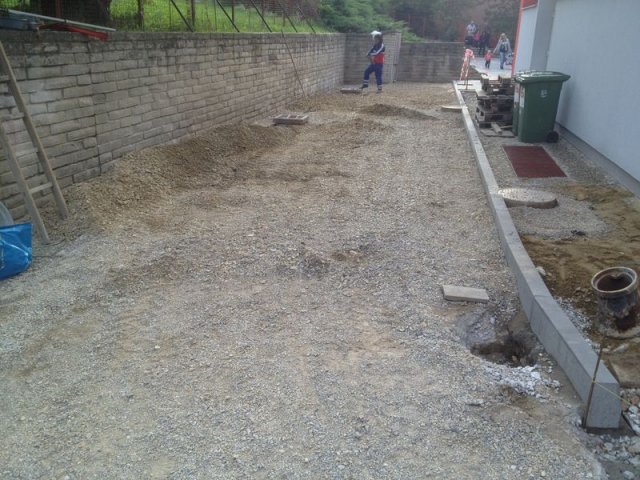 MŠ Kárníkova-zámková dlažba