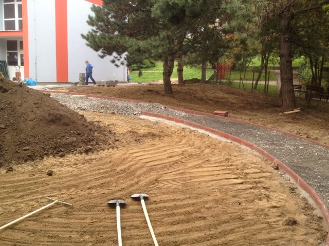 MŠ Kárníkova-zámková dlažba