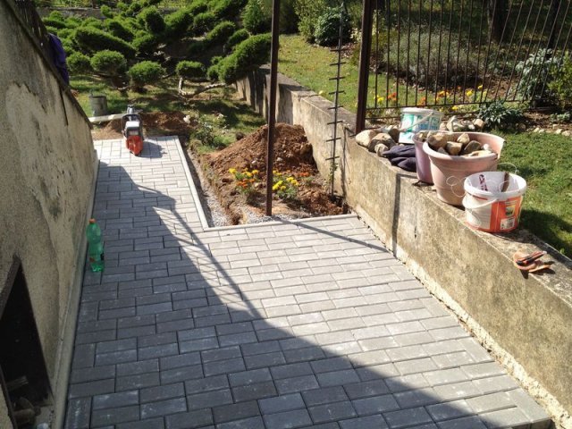 Mokra-zámková dlažba